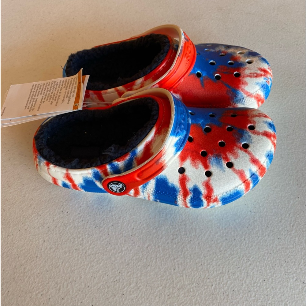 NWT CROCS Classic Red White Blue Tie Dye Fleece Lined Unisex Kids Size 1